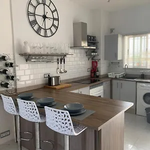 Tres Hermanos - Spacious Modern 2 Bedroom Apartamento Nerja